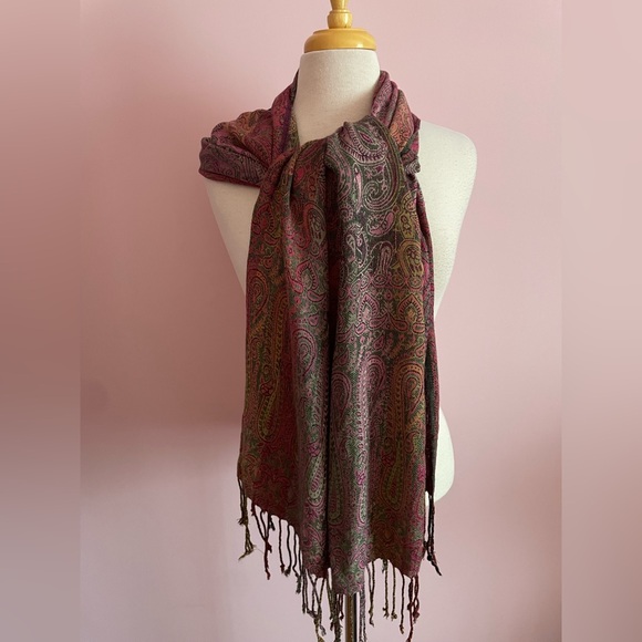 Elegant Paisley Scarf - Pink Hues - Picture 2 of 5